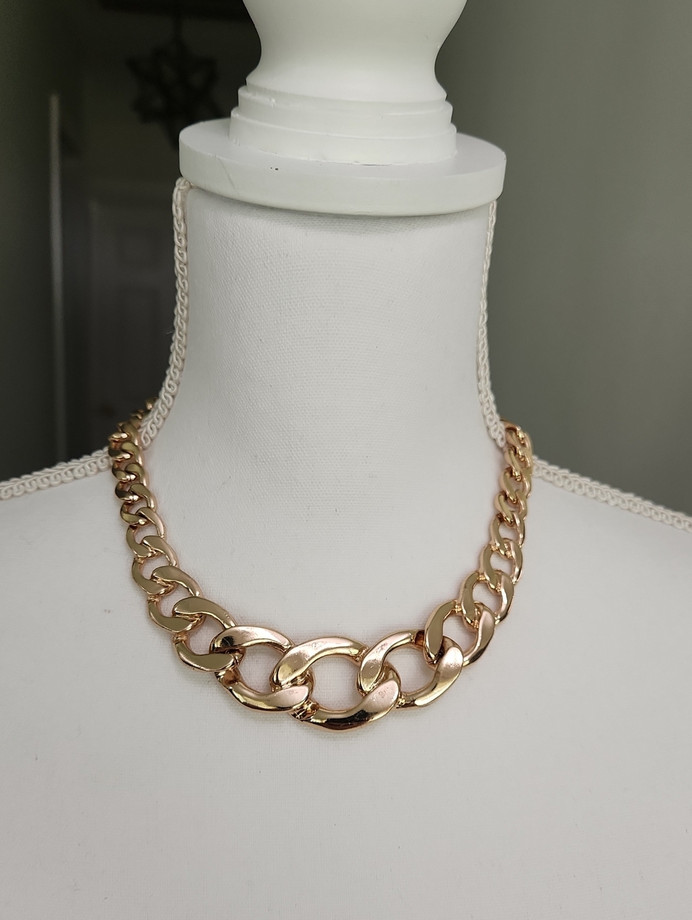 GUESS Gold Chunky Graduated Curb Chain Statement Necklace Adjustable